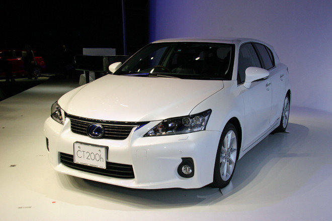 「CT200h」が発売されたのは2011年1月12日。ハイブリッド専用車という点でも特徴的だった同モデルが世界初公開されたのは2010年3月のジュネーブモーターショーで、そこからはすでに10年が経過したことになる。ちなみに、同じショーに出展された「レクサスLFA」「ホンダCR-Z」「マツダ・プレマシー」はとっくに“過去のクルマ”になってしまった。