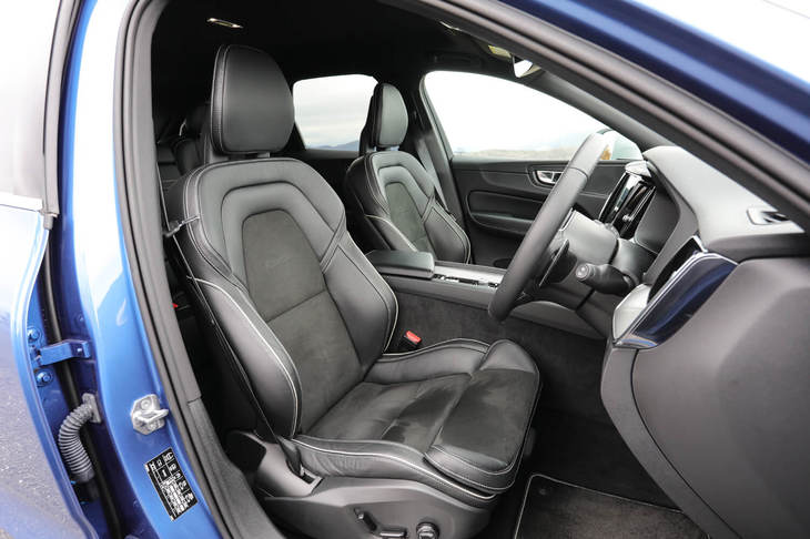 シートバックや座面のサイドサポート部分を張り出させた、ホールド感の良い専用シートを採用。表皮のヌバック／パーフォレーテッドレザーも「R-DESIGN」でのみのコンビネーションとなる。