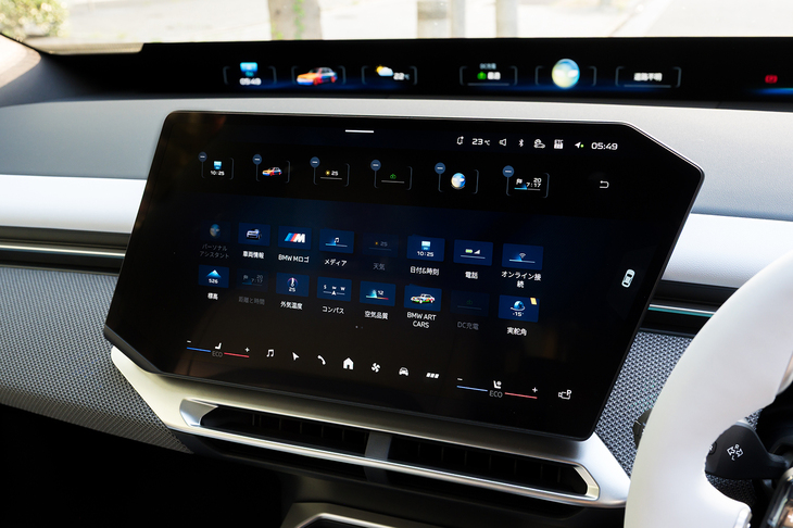 「パノラミックiDrive」のカスタマイズ画面。上部の現在表示中の項目を消して、下部に並んだアイコンから好みのものを選んでドラッグすればいい。BMWのアートカー（全5モデル）を全部並べることもできる