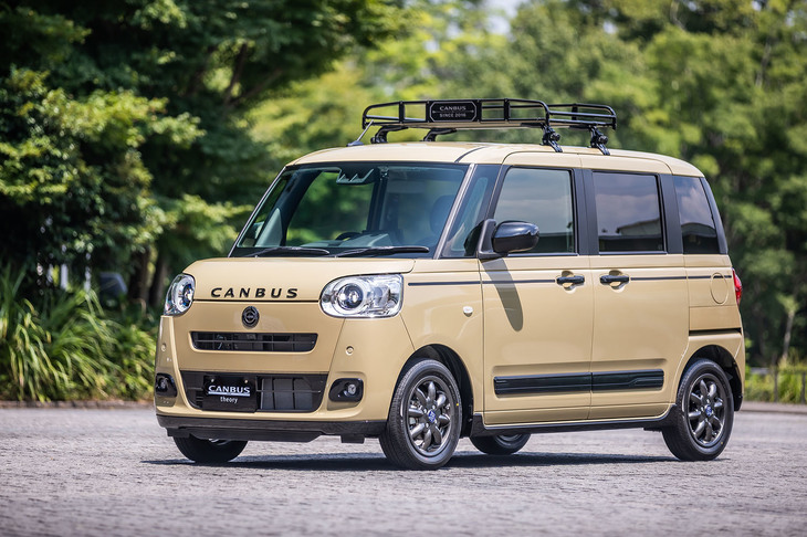 こちらも「セオリー」の「G」グレード以上に設定される「ビタースタイル」と呼ばれる12万0406円の「アナザースタイルパッケージ」装着車。ボディーカラーは「サンドベージュメタリック」で、ガンメタリックの14インチアルミホイールは9万8010円、ルーフキャリアは6万0456円のオプションアイテム。