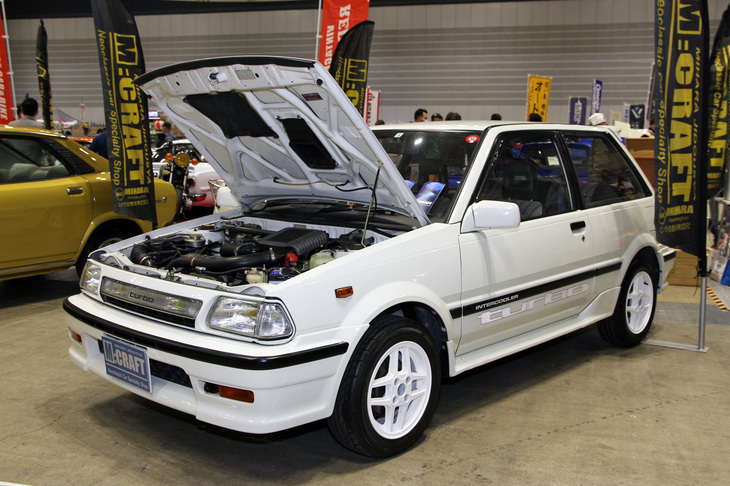 「トヨタ・スターレット ターボS」。FFに転換した3代目スターレットに加えられた、「韋駄天ターボ」とうたったホットモデル。その1988年以降の後期型。トムスの通称“井桁”ホイールを履いている。