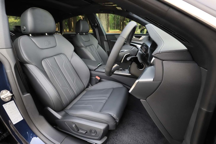 パルコナレザーのスポーツシートは「Sラインパッケージ」に含まれている。バックレストには「S」ロゴのエンボス加工が施される。