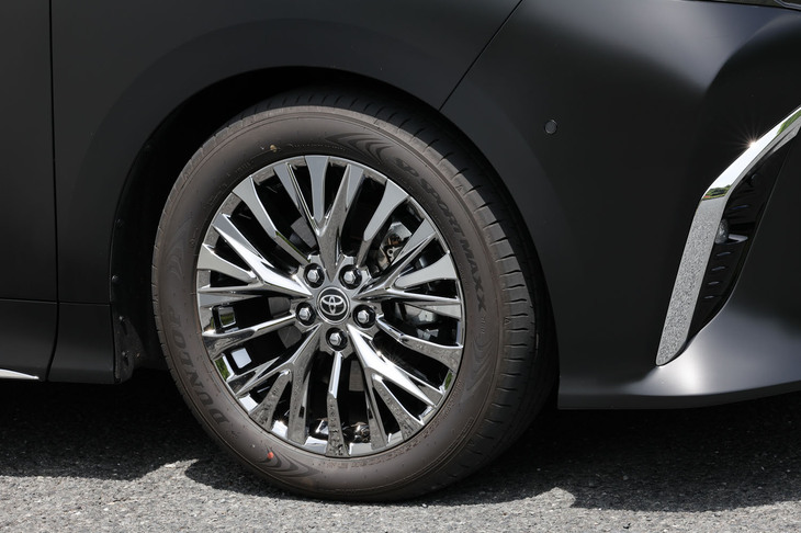 「アルファード」のプラグインハイブリッド車には、シルバースパッタリング塗装の19インチアルミホイールが標準で採用される。今回の試乗車は、同ホイールに225/55R19サイズの「ダンロップSP SPORT MAXX 060」タイヤを組み合わせていた。