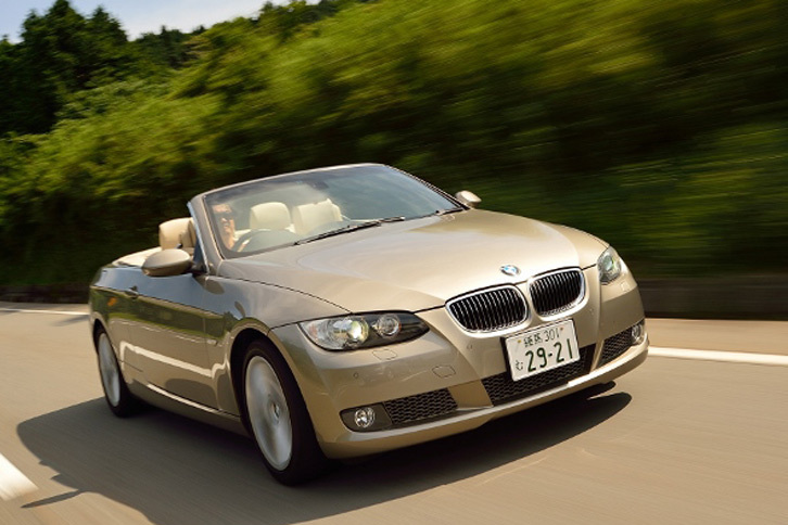 以前筆者が所有していた“スーパーエリート号”こと「BMW 335iカブリオレ」。2007年に登場したE90型だった。（写真＝池之平昌信）