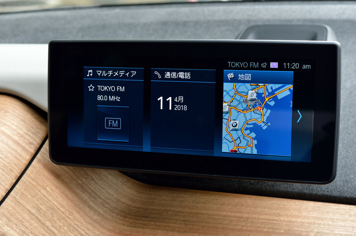 ワイドな10.2インチのセンターディスプレイ。カーナビやインフォテインメントシステムの設定は、この画面を通じて行う。