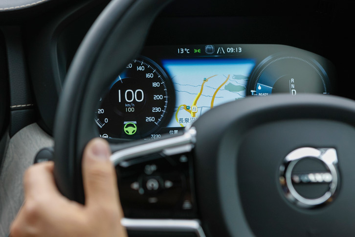 ボルボの車線維持支援機能「パイロットアシスト」作動中のメーター表示。ステアリング制御中には、スピードメーターの下に緑色のマークが表示される。操作は簡単で、ステアリングスイッチを操作するのみ。