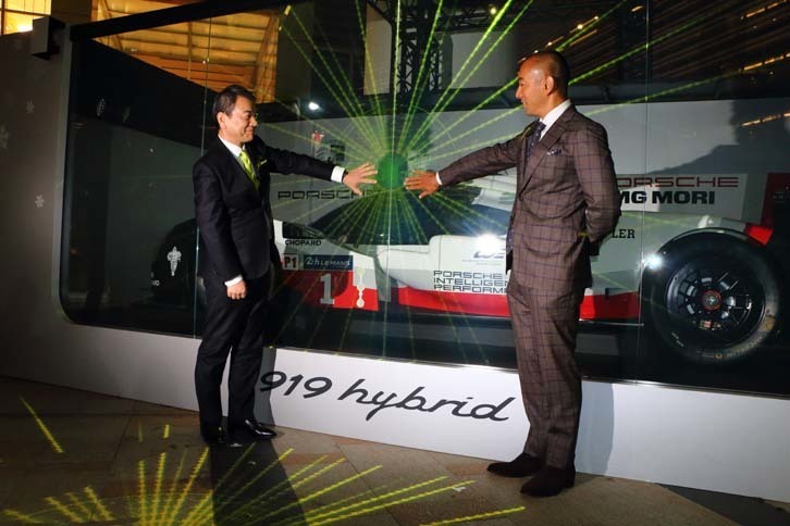 イルミネーション点灯式の様子。2人がショーケースに浮かび上がったバーチャルなスイッチに触れると、イベント会場が幻想的なイルミネーションに満たされた。