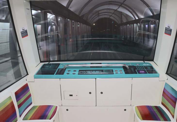 地下鉄14号線の一部車両の最前および最後部には、計器盤を模したステッカーが。