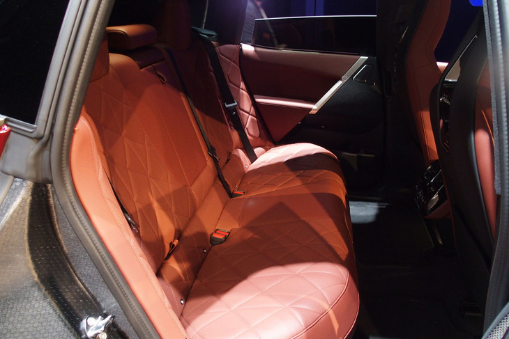 BMW iX（リアシート）