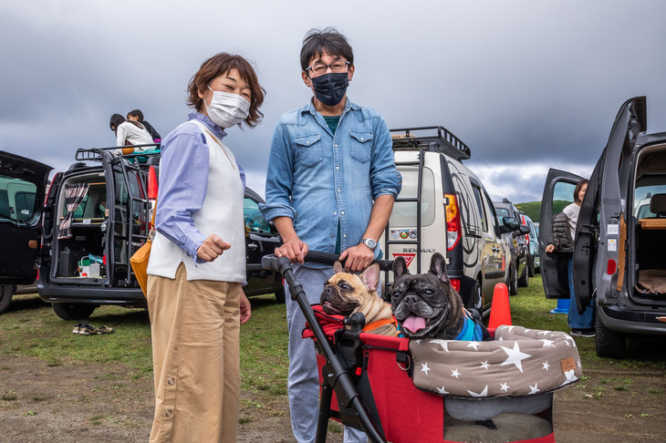 カートに乗ってご機嫌なワンちゃん。写真をお願いすると、「ちゃんとカメラのほうを見てね」と優しく愛犬に話しかける飼い主さんでした。