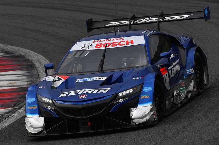 こちらはSUPER GT選手権のレーシングマシン。車体に並ぶパーツサプライヤーのロゴも、企業の経営統合や新ブランド設立により変わっていくのかもしれない。