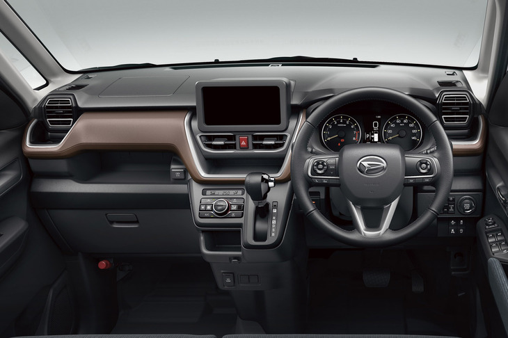 Aピラーの傾斜とヒップポイントの位置を最適化することで、見晴らしのよい前方視界や好適なドライビングポジションを実現。インターフェイスをシンプルにまとめ、オーディオを低い位置に搭載したインストゥルメントパネルも新型「ムーヴ」の特徴と紹介される。