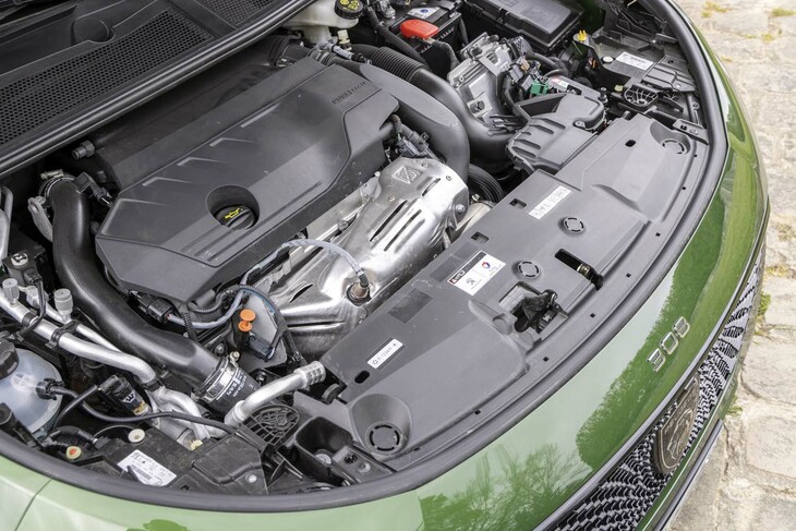 1.6リッター直4ターボエンジンをベースとするハイブリッドシステムは、トータルで最高出力225PS、最大トルク360N・mを発生する。