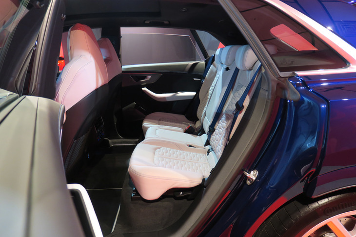 アウディRS Q8（リアシート）