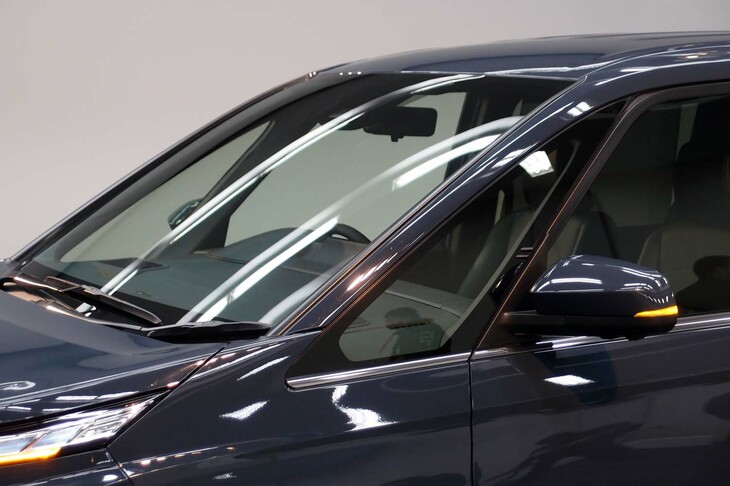 トヨタ・ヴォクシーS-Z＜7人乗り／ハイブリッド車＞（Aピラー部）