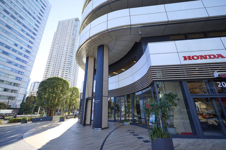 ビルの完成直前に視察した本田宗一郎氏が、外苑東通りと青山通りの交差点に向かって斜め45度に開かれたエントランスにある2本の円柱を示し、「円い柱は大銀行のようであり、権威的に見える」と激怒。急きょ左右をスリム化した小判型に変更されたとのエピソードはあまりにも有名だ。