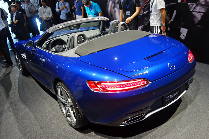 「AMG GTロードスター」のリアビュー。ソフトトップの開閉に要する時間はそれぞれ約11秒。