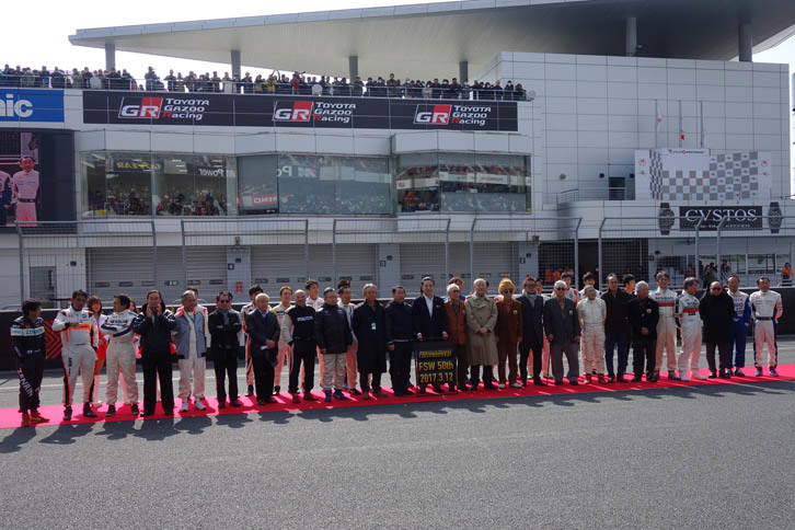 オープニングセレモニーはメインストレートにレッドカーペットを敷いて行われた。平手晃平、ロニー・クインタレッリといった現役ドライバーから、星野一義、中島 悟、長谷見昌弘といったレジェンド・ドライバーまでが一堂に会した。