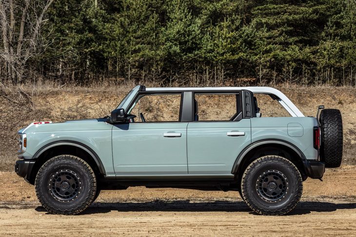 ルーフをすべて取り外すと、上部にはロールケージのみが残される。