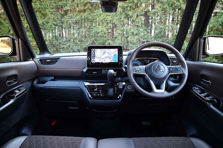 水平基調のインストゥルメントパネルやタッチパネル式エアコンの操作系などは「eKクロス」のものを踏襲する。