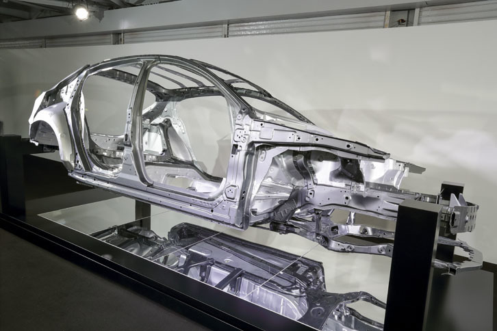 従来は上下左右に環状構造を取り、モノコックの剛性を高めてきた。しかし今回は四輪対角剛性を高めるという視点から、前後方向にも骨格をつなぎ、多方向に環状構造を配置した。