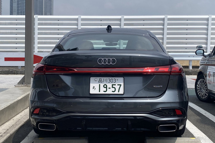 左右のリアコンビランプがつなげられた後部のデザインは、最新世代のアウディ車に共通する意匠。ボディーサイズは全長×全幅×全高＝4835×1860×1455mmとなる。