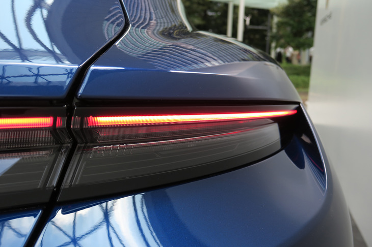 ポルシェ・タイカン4クロスツーリスモ（リアコンビランプ）