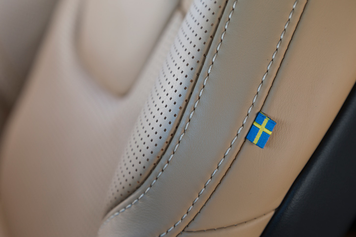 シートに施されたスウェーデンの国旗をモチーフにしたタグ。大胆な改革を推し進めつつも、ボルボは北欧の自動車メーカーならではの特色を保ち続けている。
