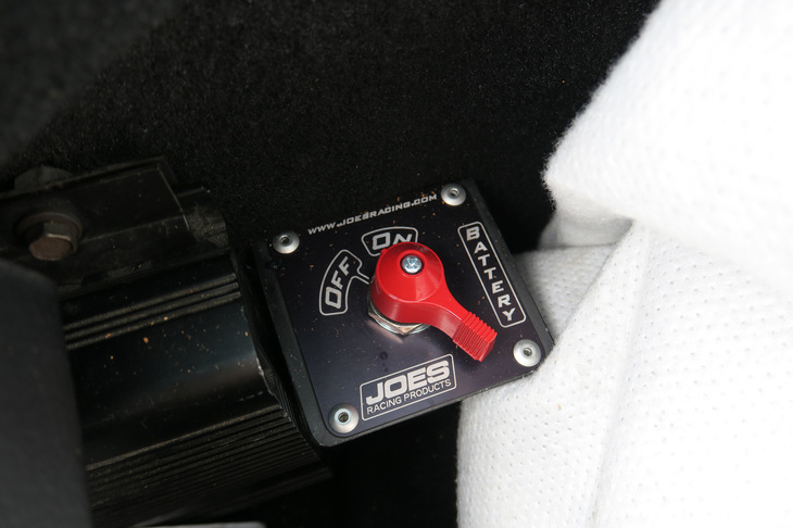 ラゲッジルームの片隅に鎮座するキルスイッチ。本文で紹介した療法は決してキルスイッチの正しい使い方ではないので、読者諸兄姉の皆さまは、あんまりマネしないでください。