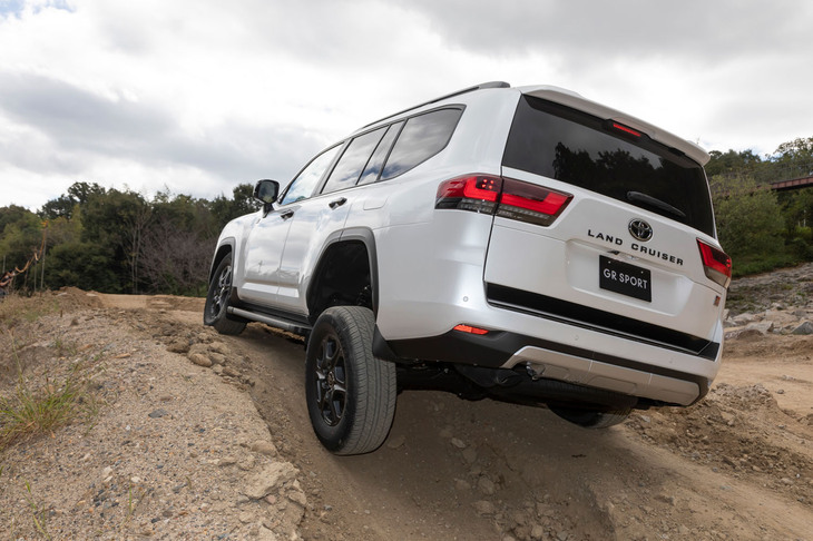 凹凸の激しい悪路を行く「トヨタ・ランドクルーザー“300”」。車重は7人乗りのガソリンエンジン車で2400kg台前半から2500kg強。約2800kgの「パトロール」に対しては1割ほど軽い。