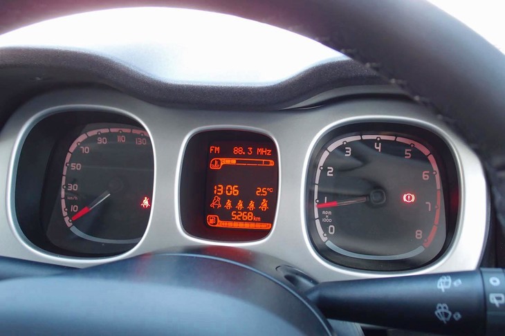 メーターパネルはスクエアな形状やオレンジの色使いで個性を主張。フル液晶メーターが増えた今、フレーム付きの盤面が新鮮な印象を与える。