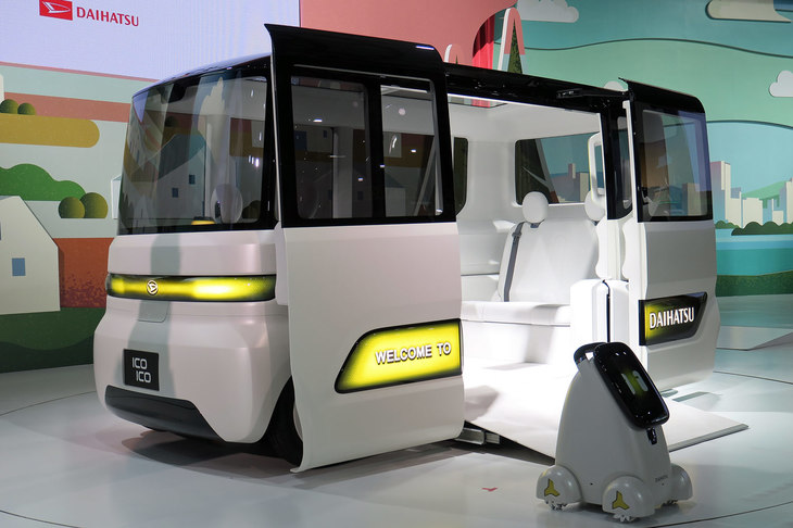 「ダイハツIcoIco（イコイコ）」と“お世話ロボット”の「Nipote（ニポテ）」。