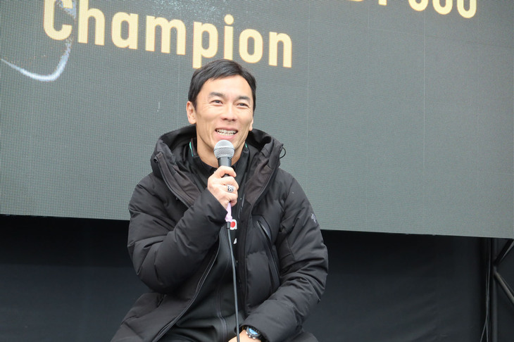 発表会には、「ブライトリングの大ファン」というレーシングドライバー佐藤琢磨も来場。右手の薬指にはインディ500のチャンピオンリングが、左手首にはブライトリングのクロノグラフが輝いていた。