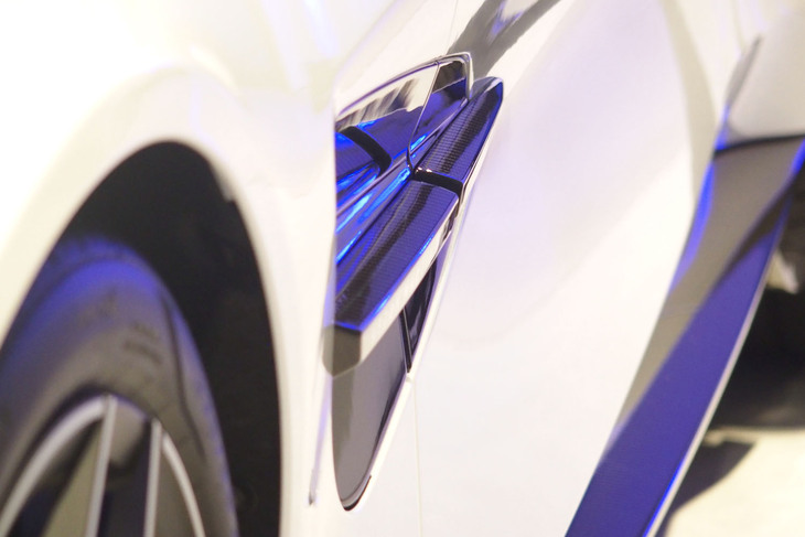 アストンマーティン・ヴァンキッシュ（サイドギル）