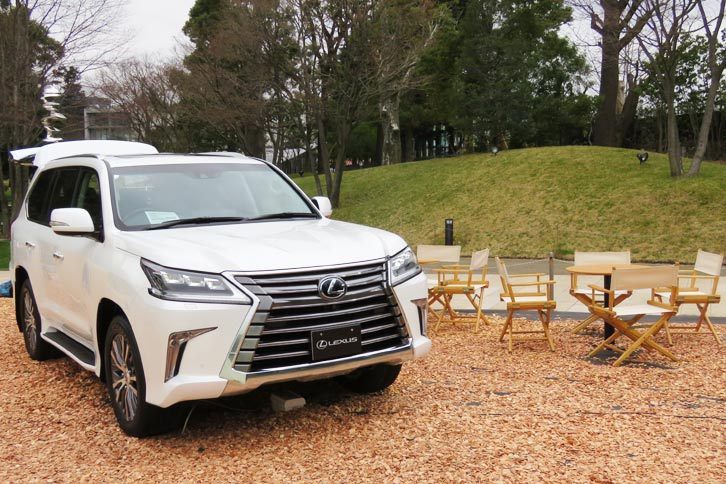 テーブルセットともに展示されていた「レクサスLX」。