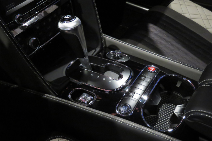 ベントレー・フライングスパーV8 Sストラトゥスエディションbyマリナー（センターコンソール）