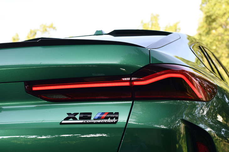 マイナーチェンジした「X6」では、3リッター直6ディーゼルターボの「xDrive35d Mスポーツ」と4.4リッターV8ツインターボのMパフォーマンスモデル「M60i xDrive」、そして頂点に位置するMハイパフォーマンスモデル「Mコンペティション」（写真）の3種類が導入される。