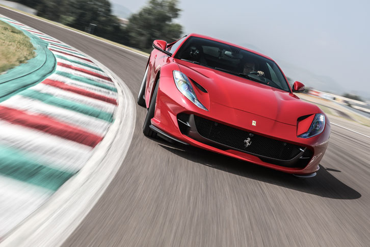 「812」では加速性能の強化を目的として、トランスミッションのギア比が「F12」より全般的に低く設定されている。