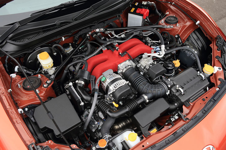 MT車のエンジンについては吸排気系を中心に改良が施され、最高出力が207psに、最大トルクが21.6kgmに高められた。赤い結晶塗装が施されたインテークマニホールドが目印。