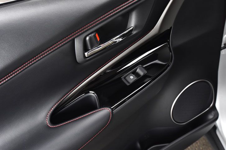 ピアノブラックのスイッチベースをあしらったドアパネル。レッドステッチ入りの内張りも特徴のひとつ。