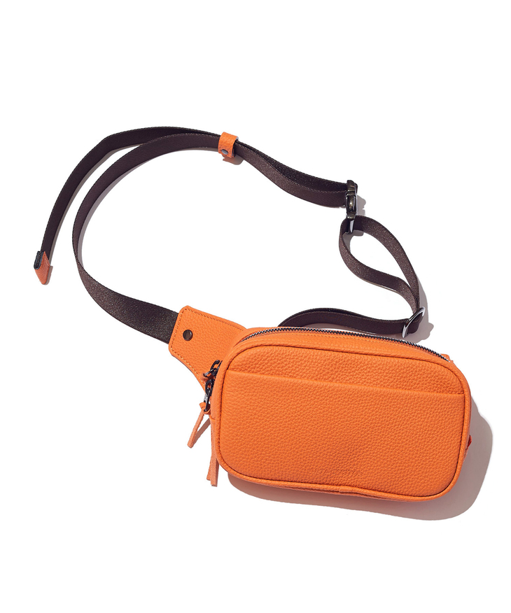 ARTA CVSTOS BELT BAG
	独ペリンガー社のレザー、伊リモンタ社のナイロンといった高品質な素材を用いたベルトバッグ。3万3000円。