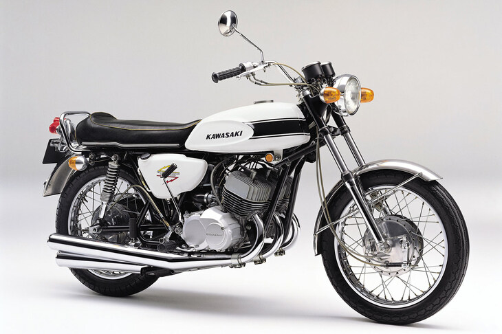 1967年に登場した「カワサキ500SSマッハIII」。498ccの2ストローク空冷3気筒エンジンは最高出力59PSを発生。過激でパワフルなカワサキのイメージを、世に植え付けた。