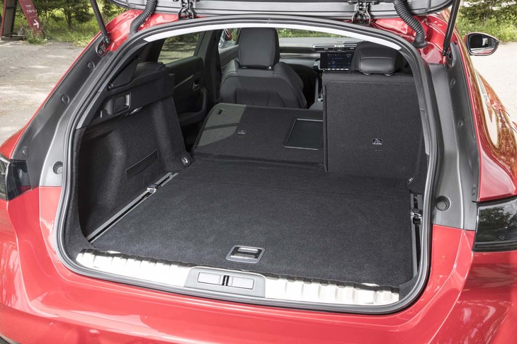 ラゲッジスペースの容量は5人乗車時が530リッターで、リアシートの背もたれを倒した場合が1780リッター。開口部は5ドアハッチバック車よりも30mm低く、24mm幅広くなっている。