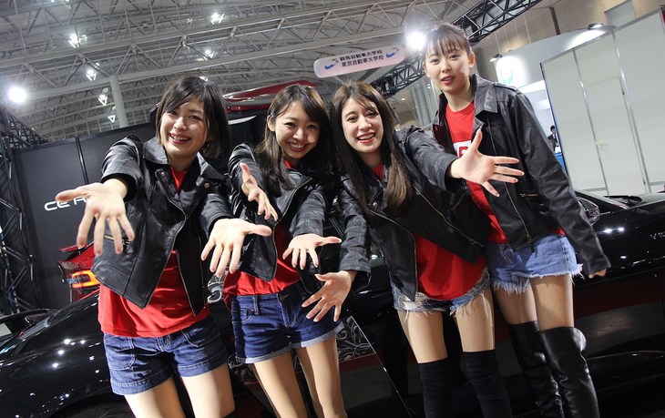 何も頼まなくても、はいポーズ！ 彼女たちのホスピタリティーはありがたいが、慣れてしまうと、こちらが堕落しそうだ。