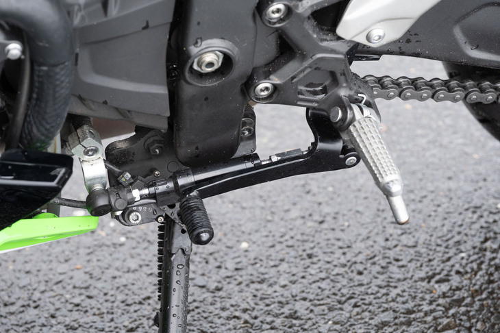 スポーツライディングをサポートする、充実した装備もこのバイクの魅力。「KQS（カワサキクイックシフター）」は、シフトアップ／ダウンの両方で使用できる。