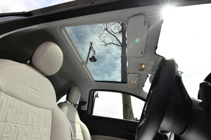 試乗車はクローズドボディーの上級グレード「アイコン」。充実した装備が特徴で、6スピーカーのオーディオやガラスルーフなどが標準で備わっている。