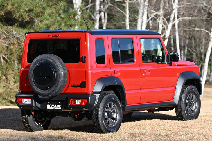 「セレスティアルブルーパールメタリック」とともに、「ノマド」の専用色となる「シズリングレッドメタリック／ブラックルーフ」。