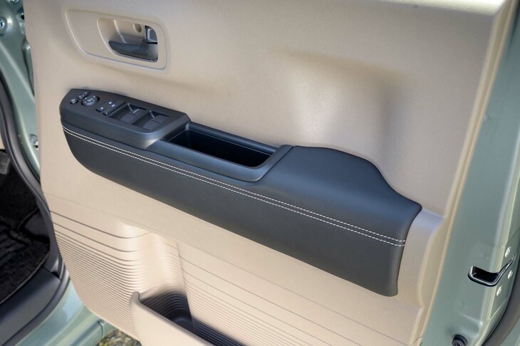 ホンダN-BOXジョイ ターボ 「アクティブフェイスパッケージ」装着車（ドアトリムコンソール）