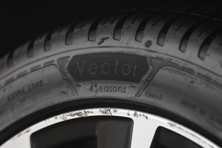 グッドイヤーの「ベクター4シーズンズGEN-3」およびSUV向けの「ベクター4シーズンズGEN-3 SUV」は、2022年8月に発売された。“グッドイヤー史上最高のプレミアムオールシーズンタイヤ”で、既存のモデルに対しスノー性能やウエット性能はもちろんのこと、静粛性やロングライフに至るまで、すべての性能を向上させたと紹介される。
