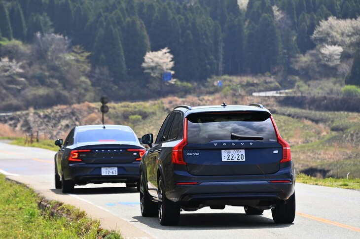 パワートレインは共通ながら、見た目のとおり魅力となる点に違いがある「S90」と「XC90」のプラグインハイブリッドモデル。どちらを選ぶかは好みの問題、といえる。